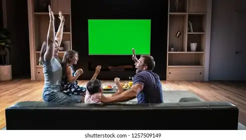 salon moderne famille regarde TV 4K